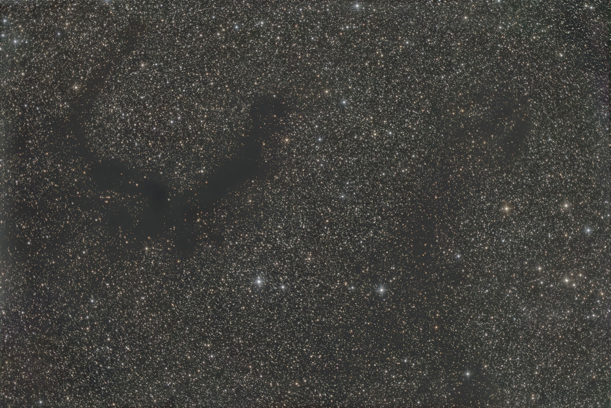 Barnards E-Nebel B 142 und B143 ist ein Dunkelwolken Paar im Sternbild Adler.